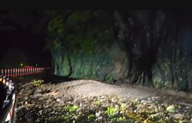 蘇花強降雨台9丁線落石，圖翻攝畫面