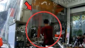 牛肉店名店「抹布水煮麵」完整影片曝光 外送員打臉店家：根本沒換水▲台北市北投區石牌一間牛肉麵名店，遭控用「抹布水煮麵」。（圖／翻攝自爆料公社）

