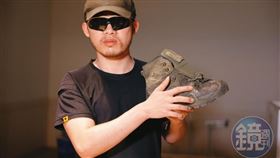 Cai在一場戰役中失去2隻腳趾。圖為他被擊中時所穿的戰鬥靴，砲彈破片從鞋底穿透他的腳掌，從鞋面射出，彈片一度留在他體內，後經手術取出。（圖／鏡週刊提供）