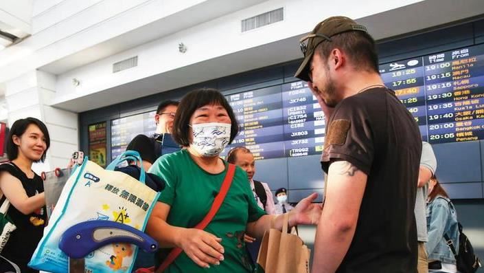 志願軍勇赴烏國　回台見媽落淚：我是媽寶
