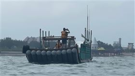 台中大安濱海樂園發生高中生溺水失蹤意外，消防空勤搜尋。（圖／翻攝畫面）