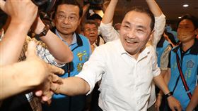 嘉義同鄉會總會辦挺侯大會　侯友宜出席（1）中華民國嘉義同鄉會聯合總會4日在台北舉辦 「嘉義人支持家己人–團結挺侯友宜大會」，國民黨總統參選人侯友宜（前右）出席，進場時和與會者握手致意。中央社記者謝佳璋攝  112年6月4日