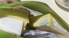 好市多又出包！起司片打開嚇傻⋯「爬滿灰綠斑紋」她怒：食安真的很差▲（圖／翻攝自新竹爆料公社臉書）

