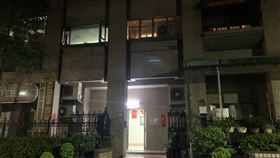 新北市新莊區昌平路巷弄一處社區大樓，今天（5日）凌晨1時許發生一起火警，該棟12層樓的社區大樓2樓冒出火煙，呂姓男屋主（58歲）發現客廳棉被燃燒，緊急用滅火器自行撲滅，警消人員到場後疏散住戶，並將3男2女共5名住戶預防性送醫檢查。