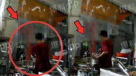 牛肉麵「抹布水煮麵」發酵▲外送員公布完整影片，店員將抹布水擰下鍋。（圖／翻攝自爆料公社）