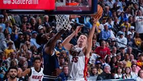 熱火羅賓森（Duncan Robinson）末節挺身而出，飆分幫助球隊逆轉。（圖／翻攝自熱火推特）