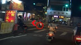 新北市一位王姓男子去年騎乘機車穿梭於巷弄間，於2分鐘內3次在不同路口轉彎皆未依規定打方向燈，因此遭後方車輛檢舉，王男不服向法院提起行政訴訟，認為舉發違規之間隔過密、次數過多，違反比例原則，但法院認為未違反規定及比例原則，判決他敗訴。