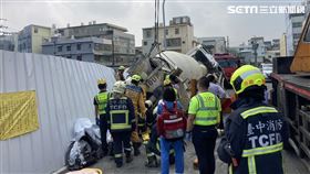 台中沙鹿某工地發生路面坍塌，預拌混凝土車翻覆，駕駛受困。（圖／翻攝畫面）