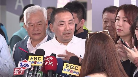 她衝出問問題　侯友宜受驚嚇連喊：哇哇哇