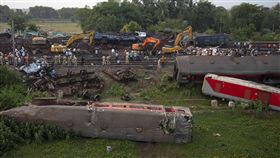 印度東部2日晚間發生3列火車相撞的重大鐵路事故（圖／美聯社／達志影像）