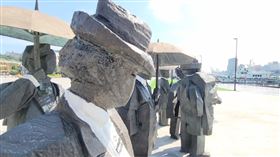 基隆市國門廣場現正展出已故雕刻大師朱銘人間系列作品「紳士」雕塑，有網友在臉書「基隆人」社團貼文指出，2日看到一名年輕男性將菸頭抹在雕塑作品臉上熄菸，她見狀立刻上前勸阻對方不要搞破壞，男子看了她一眼後離開。