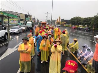 雲林六房媽過爐　上萬信徒冒雨與神同行