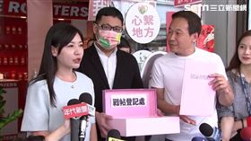 ▲鍾小平遞送辯論戰帖給吳沛憶