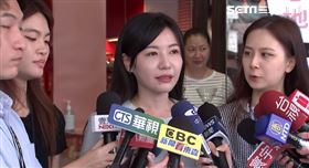 ▲鍾小平遞送辯論戰帖給吳沛憶