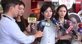 ▲鍾小平遞送辯論戰帖給吳沛憶