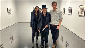 艾爾帕西諾（中）「爺孫戀」更猛，與女友努爾阿爾法拉（左）相差53歲。（圖／翻攝自Noor Alfallah IG）