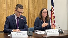 羅森伯格訪台舉行小型媒體座談會美國在台協會（AIT）主席羅森柏格（右）上任後短期二度訪台，5日與AIT發言人鄧艾德（左）在台北舉行小型媒體座談會。中央社記者黃雅詩攝  112年6月5日