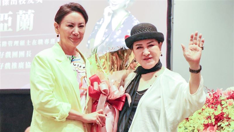 陳亞蘭獲傑出校友　她無預警出現全場哭爆