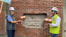 台電舊板橋變電所舉辦「推倒圍牆」的儀式。（圖／吳琪銘辦公室提供）