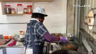 紀念茹素已逝愛子　愛心阿嬤開店藏洋蔥