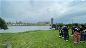 新北市微風運河今天（5日）下午出現一具浮屍漂浮在河面上，有民眾在疏洪一路一處固定廁所前，發現疑似有一名男子漂浮河面上，警消人員獲報趕抵現場後，確認男子已明顯死亡，並派員將遺體打撈上岸，據了解，死者年約30歲左右，但身分及詳細死因仍有待調查釐清。