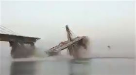 印度比哈省恆河大橋兩度崩塌　官員坦言設計有問題 翻攝自推特@FrustIndian