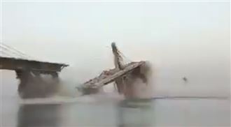 印度大橋兩度崩塌　官員坦言設計有問題