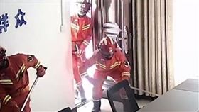 ▲抓蛇（圖／翻攝自微博視頻號） 