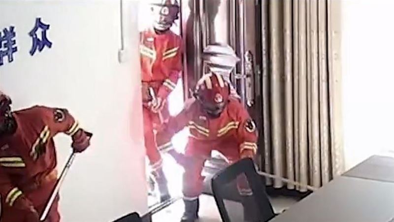 蟒蛇爬進派出所，警撥119！網：有種喜感