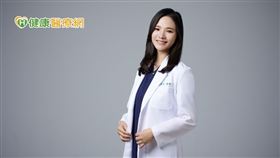 何奕瑢醫師提醒白內障手術僅一次，需與醫師討論適合人工水晶體。飛秒雷射輔助的手術可提升安全性及精準度