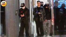 娛樂報報／周湯豪低調相約違停鄭雲燦　一前一後分開行動上演諜報片（圖／CTWANT提供）限該則新聞使用