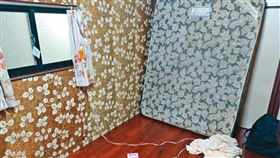 郭母失蹤不久後，床墊被直立在地板上，引起警方懷疑。（東森新聞提供）