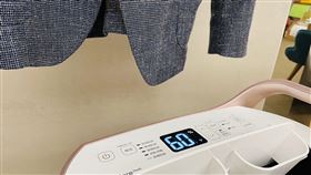 遇到陰雨天，晾掛在房內的衣物容易飄出異味，486先生指出除濕機是不少小宅和租屋族必備家電之一。（圖／486團購提供）