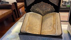 國立臺灣圖書館修復團隊歷經35個月完成手抄《古蘭經》的修復，6月5日帶回靜思精舍。（圖／慈濟基金會提供）