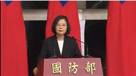 蔡英文總統今（6）日出席「112年上半年陸海空軍晉任將官勗勉典禮」。（圖／翻攝國防部直播)