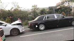 他惡意逼車慘撞勞斯萊斯網譏「活該」。（圖／翻攝自微博）