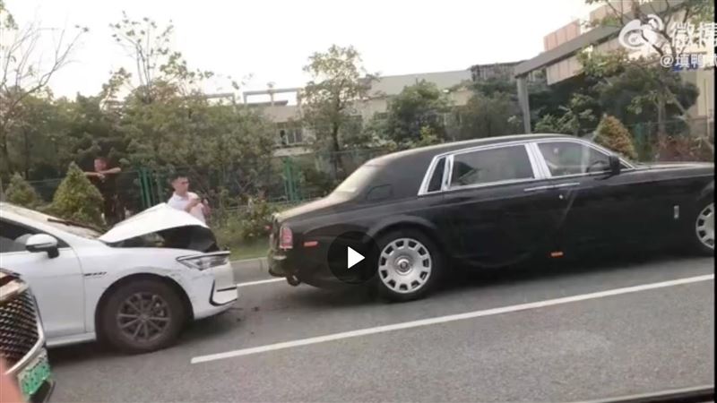 他惡意逼車慘撞勞斯萊斯　網酸：快賣房吧