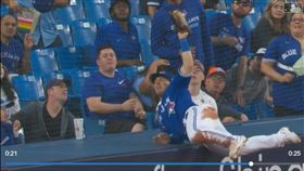 ▲藍鳥瓦修（Daulton Varsho）追趕界外飛球，上演美技接殺（圖／翻攝自MLB官網）