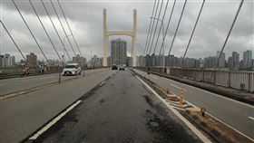 新北市重新橋、重陽橋今天（6日）晚間10時至隔日上午6時以及後天（8日）晚間10時至翌日上午6時，將由養工處進行路面改善工程，屆時會封閉部分道路施工，民眾需遵循管制改道行駛。