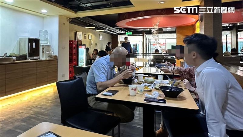 直擊／無辜遭轟！志明牛肉麵分店仍客滿