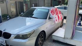 基隆一名林姓車主日前開著BMW愛車到麥金路上的全國加油站加油，不料才剛離開不久，車子引擎就突然發出巨響，事後檢查發現竟是因為加錯油造成，車主原本要加柴油，但加油站員工卻加成95汽油，林男要求加油站賠償19萬修車費未果，因此在車上懸掛「加錯油！不負責」布條到加油站抗議，怒批業者無誠意解決問題。