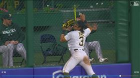 ▲海盜外野手裵智桓撞進護網接殺。（圖／翻攝自MLB官網）