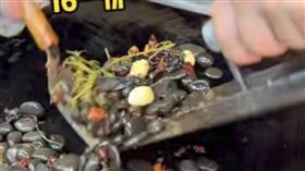 大陸一則「爆炒鵝卵石，16元一份」的視頻近日在網上流傳引發關注。（圖／翻攝自微博）