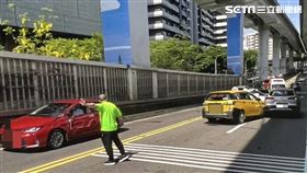 市民高架橋上發生5車連環追撞事故，造成3名駕駛車禍送醫。（圖／翻攝畫面）