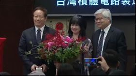 資深股民黃雪芬現身台積電股東會獻花給董事長劉德音、總裁魏哲家。（圖／台積電提供）