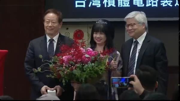 台積電前董事長劉德音出席現任董座魏哲家獲獎場合，圖為過往股東會合影。（圖／台積電提供）