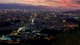 新北市線上旅遊體驗再添一處美景！烘爐地南山福德宮4K即時影像即日起正式上線。該處有全台最大的土地公像矗立於南勢角山，加上左右兩側突出的山頭形成三足鼎立，特殊的地理環境，造就了美不勝收的景色，夜晚更是有媲美北海道函館的百萬夜景，民眾可以不用出門，突破空間限制，隨時線上收看即時美景。