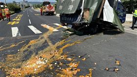 雞蛋,聯結車,竹港大橋,翻覆（圖／翻攝畫面）