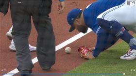 ▲藍鳥先發投手馬諾亞（Alek Manoah）竟然想把球吹出界外。（圖／翻攝自MLB官網）