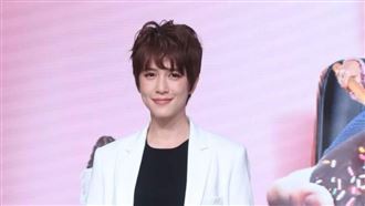 色狼水裡磨蹭屁股　劉奕兒崩潰：這是性騷